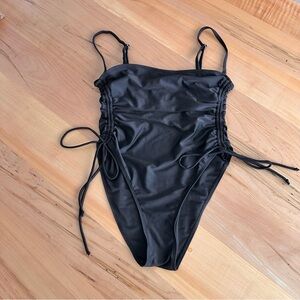 One piece swimsuit high leg ruched side’ strapless